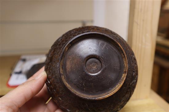 A Chinese coconut bowl and cover 11cm